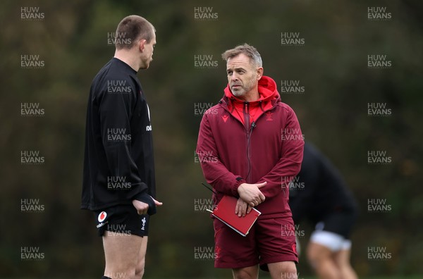 051125 - Wales Rugby Training in the week leading up to their first Quilter Autumn Nations Series against Argentina - Nick Tompkins and Danny Wilson, Assistant Coach during training