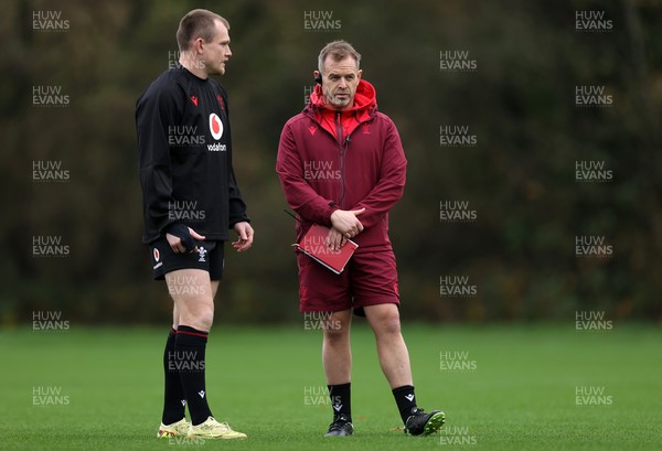 051125 - Wales Rugby Training in the week leading up to their first Quilter Autumn Nations Series against Argentina - Nick Tompkins and Danny Wilson, Assistant Coach during training
