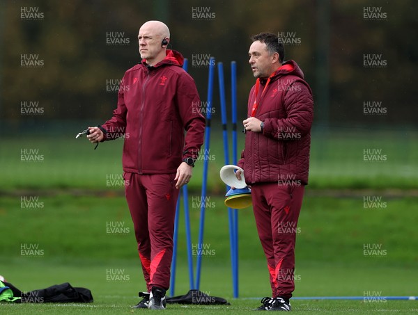 051125 - Wales Rugby Training in the week leading up to their first Quilter Autumn Nations Series against Argentina - Steve Tandy, Head Coach and Matt Sherratt, Attack Coach during training