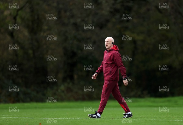 051125 - Wales Rugby Training in the week leading up to their first Quilter Autumn Nations Series against Argentina - Steve Tandy, Head Coach during training