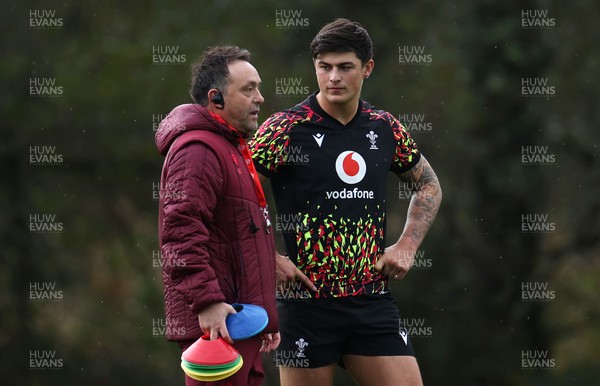 051125 - Wales Rugby Training in the week leading up to their first Quilter Autumn Nations Series against Argentina - Matt Sherratt, Attack Coach and Louis Rees-Zammit during training