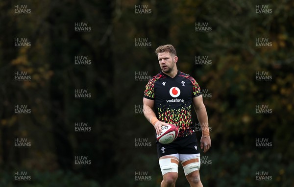 051125 - Wales Rugby Training in the week leading up to their first Quilter Autumn Nations Series against Argentina - Olly Cracknell during training