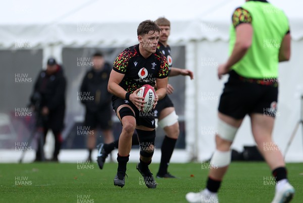 051125 - Wales Rugby Training in the week leading up to their first Quilter Autumn Nations Series against Argentina - Alex Mann during training