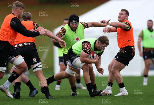 051125 - Wales Rugby Training in the week leading up to their first Quilter Autumn Nations Series against Argentina - Olly Cracknell during training