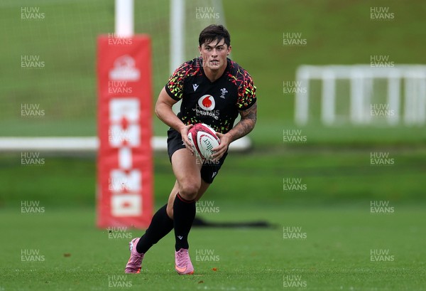 051125 - Wales Rugby Training in the week leading up to their first Quilter Autumn Nations Series against Argentina - Louis Rees-Zammit during training