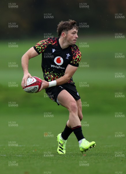 051125 - Wales Rugby Training in the week leading up to their first Quilter Autumn Nations Series against Argentina - Dan Edwards during training