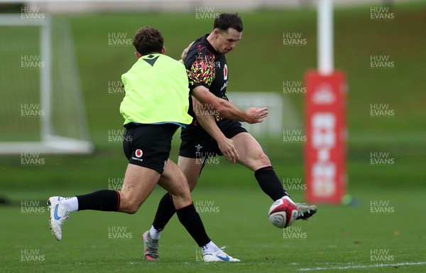 051125 - Wales Rugby Training in the week leading up to their first Quilter Autumn Nations Series against Argentina - Tom Rogers during training