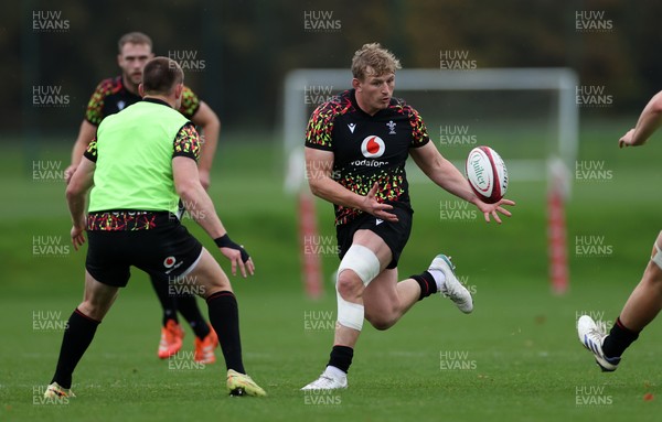 051125 - Wales Rugby Training in the week leading up to their first Quilter Autumn Nations Series against Argentina - Jac Morgan during training