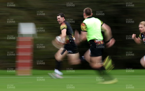 051125 - Wales Rugby Training in the week leading up to their first Quilter Autumn Nations Series against Argentina - Tom Rogers during training