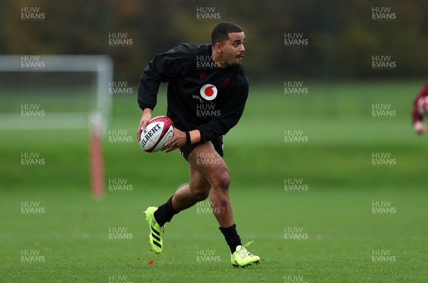 051125 - Wales Rugby Training in the week leading up to their first Quilter Autumn Nations Series against Argentina - Ben Thomas during training