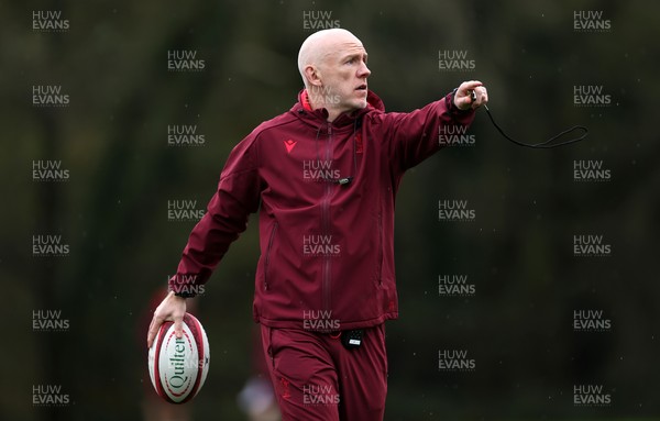 051125 - Wales Rugby Training in the week leading up to their first Quilter Autumn Nations Series against Argentina - Steve Tandy, Head Coach during training