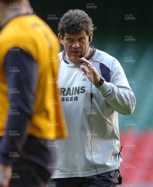 060307 - Wales Rugby Training - Wales Coach, Gareth Jenkins makes a point during training 