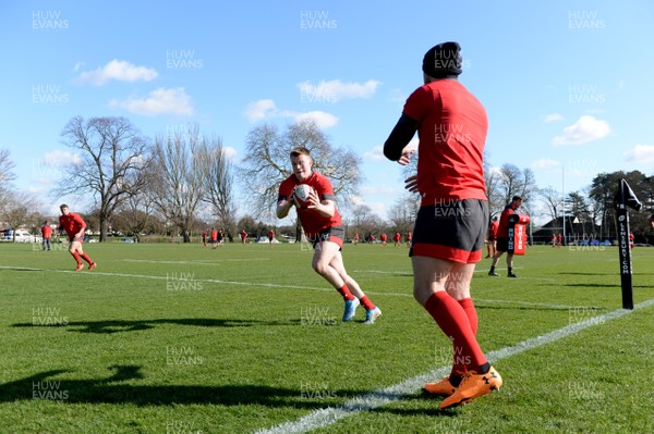 060320 - Wales Rugby Training - Nick Tompkins takes a pass from Hadleigh Parkes during training