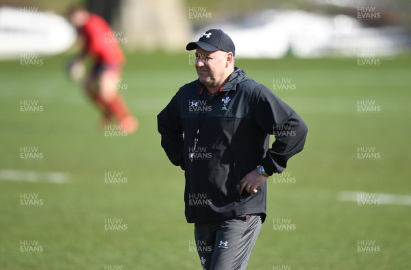 060320 - Wales Rugby Training - Wayne Pivac during training