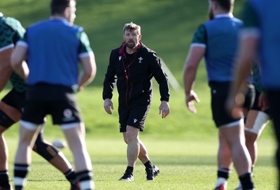 060324 - Wales Rugby Training in the week leading up to their 6 Nations game with France - Mike Forshaw, Defence Coach during training