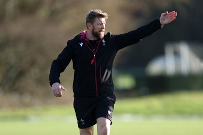 060324 - Wales Rugby Training in the week leading up to their 6 Nations game with France - Mike Forshaw, Defence Coach during training