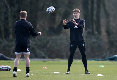 060325 - Wales Rugby Training ahead of their 6 Nations games against Scotland on the weekend - Ellis Mee during training