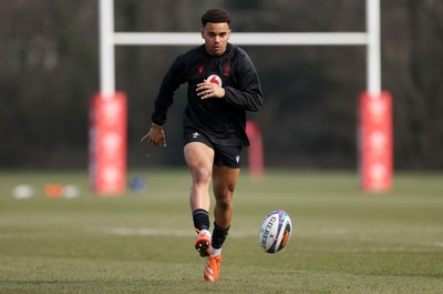 060325 - Wales Rugby Training ahead of their 6 Nations games against Scotland on the weekend - Ben Thomas during training