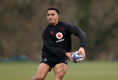 060325 - Wales Rugby Training ahead of their 6 Nations games against Scotland on the weekend - Ben Thomas during training