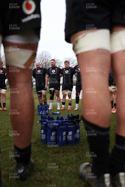 060325 - Wales Rugby Training ahead of their 6 Nations games against Scotland on the weekend - Gareth Thomas speaks in the team huddle