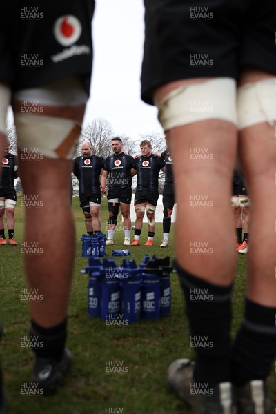 060325 - Wales Rugby Training ahead of their 6 Nations games against Scotland on the weekend - Gareth Thomas speaks in the team huddle