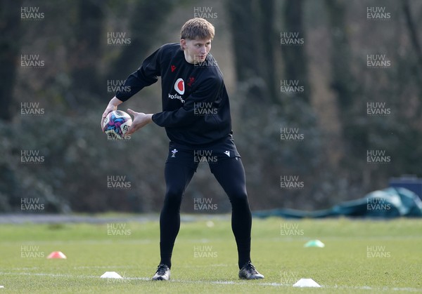 060325 - Wales Rugby Training ahead of their 6 Nations games against Scotland on the weekend - Ellis Mee during training