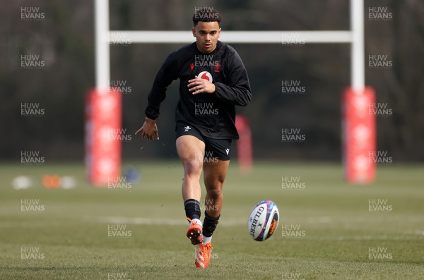 060325 - Wales Rugby Training ahead of their 6 Nations games against Scotland on the weekend - Ben Thomas during training