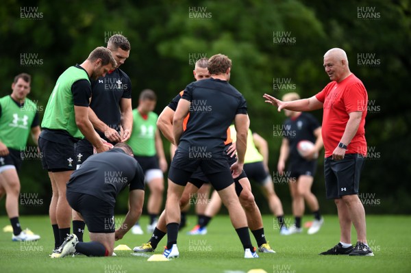 060719 - Wales Rugby Training - Warren Gatland talks to players during training