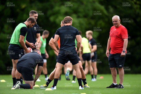 060719 - Wales Rugby Training - Warren Gatland talks to players during training