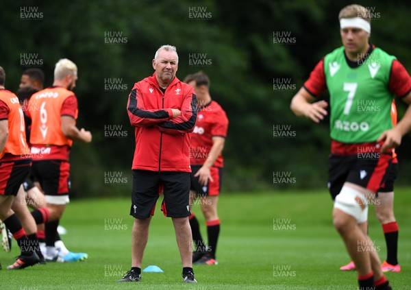 060721 - Wales Rugby Training - Wayne Pivac during training