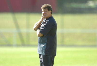 06.09.07 - Wales Rugby World Cup Training - France - Wales Coach, Gareth Jenkins oversees training 