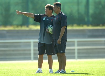 06.09.07 - Wales Rugby World Cup Training - France - Wales Coach, Gareth Jenkins oversees training with his assistant, Nigel Davies 