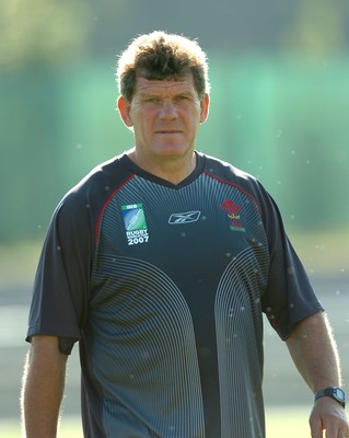 06.09.07 - Wales Rugby World Cup Training - France - Wales Coach, Gareth Jenkins oversees training  