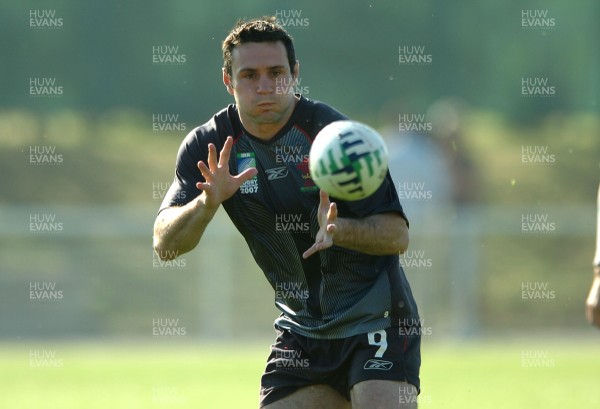 06.09.07 - Wales Rugby World Cup Training - France - Stephen Jones in action during training 