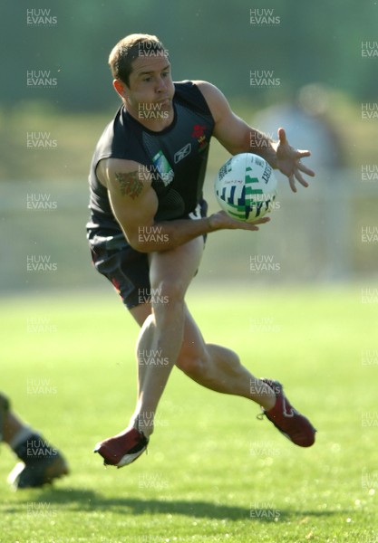 06.09.07 - Wales Rugby World Cup Training - France - Shane Williams in action during training 