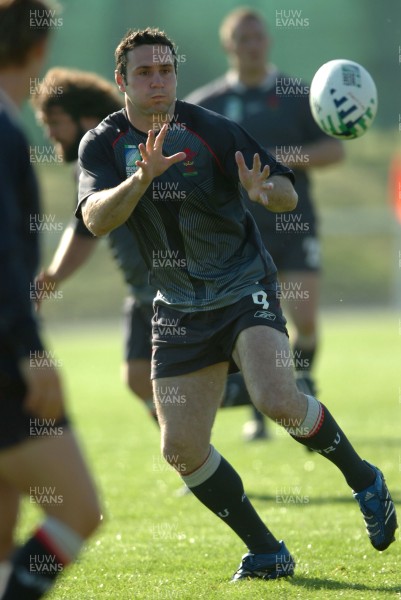06.09.07 - Wales Rugby World Cup Training - France - Stephen Jones in action during training 