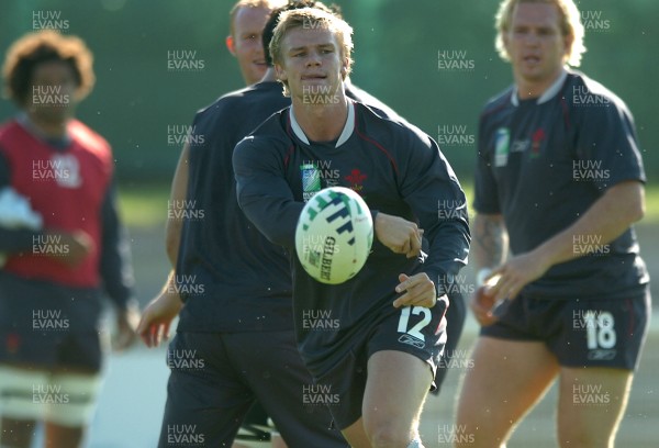 06.09.07 - Wales Rugby World Cup Training - France - Dwayne Peel in action during training 