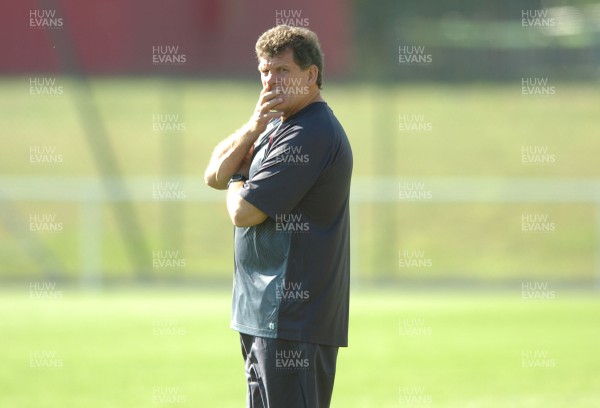 06.09.07 - Wales Rugby World Cup Training - France - Wales Coach, Gareth Jenkins oversees training 