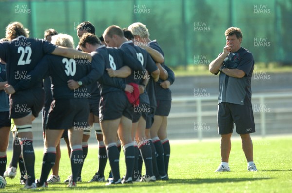 06.09.07 - Wales Rugby World Cup Training - France - Wales Coach, Gareth Jenkins oversees training  