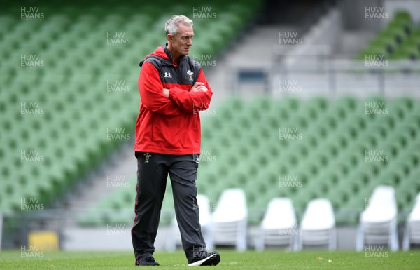 060919 - Wales Rugby Training - Rob Howley during training