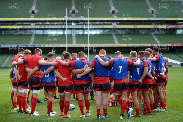 060919 - Wales Rugby Training - Players huddle during training