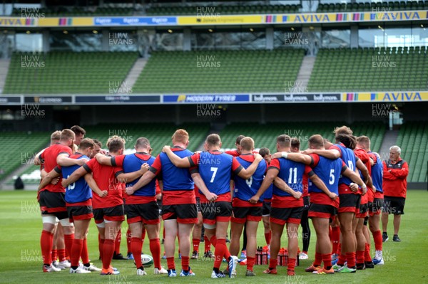 060919 - Wales Rugby Training - Players huddle during training