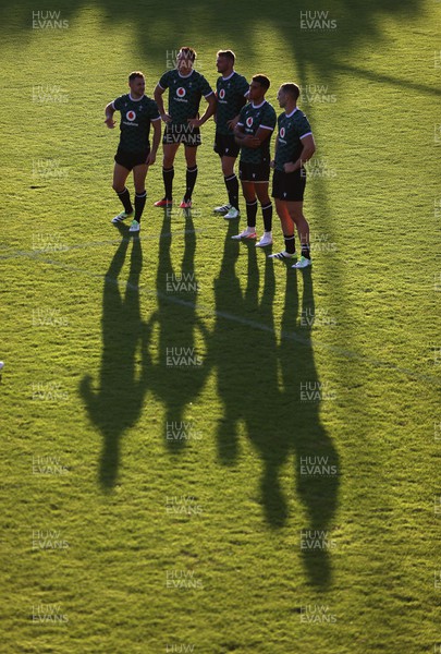 060923 - Wales Rugby Training in Versailles ahead of their opening Rugby World Cup game this weekend - Tomos Williams, Josh Adams, Dan Biggar, Rio Dyer and George North during training
