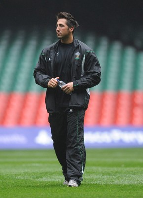 06.11.08 - Wales Rugby Training - Gavin Henson looks on as he sits out of training. 