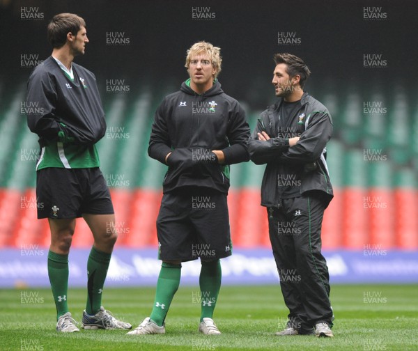 06.11.08 - Wales Rugby Training - Luke Charteris, Andy Powell and Gavin Henson look on as the sit out of training. 