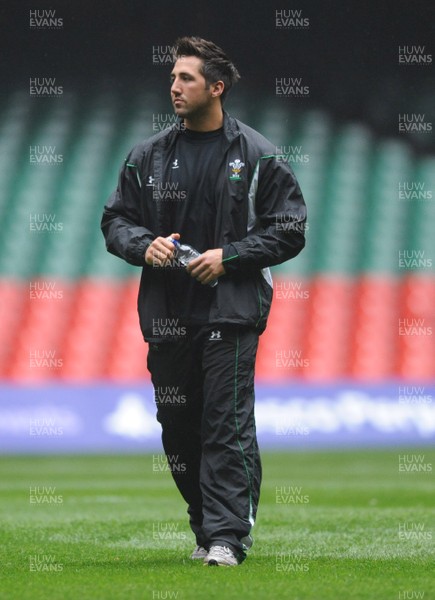 06.11.08 - Wales Rugby Training - Gavin Henson looks on as he sits out of training. 