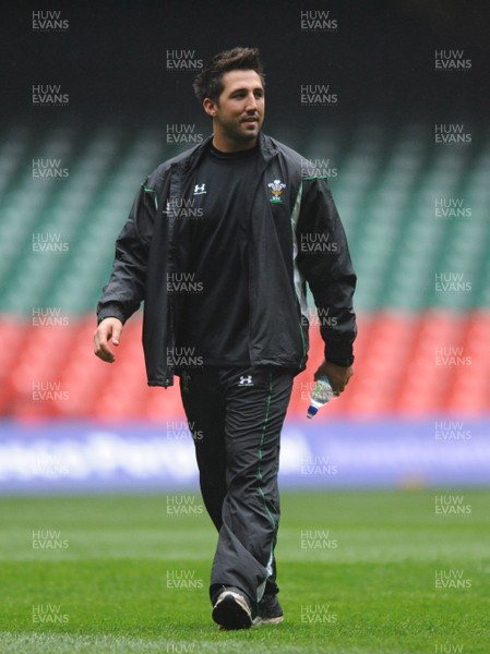 06.11.08 - Wales Rugby Training - Gavin Henson looks on as he sits out of training. 