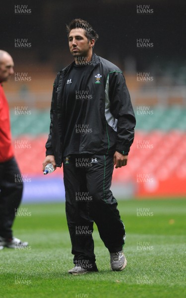 06.11.08 - Wales Rugby Training - Gavin Henson looks on as he sits out of training. 