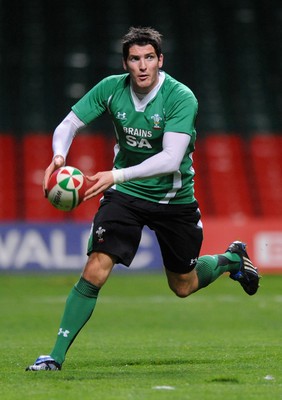 06.11.09 - Wales Rugby Captains Run - James Hook in action during training. 