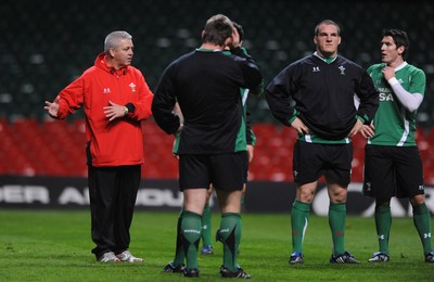06.11.09 - Wales Rugby Captains Run - Wales head coach Warren Gatland makes a point during training. 